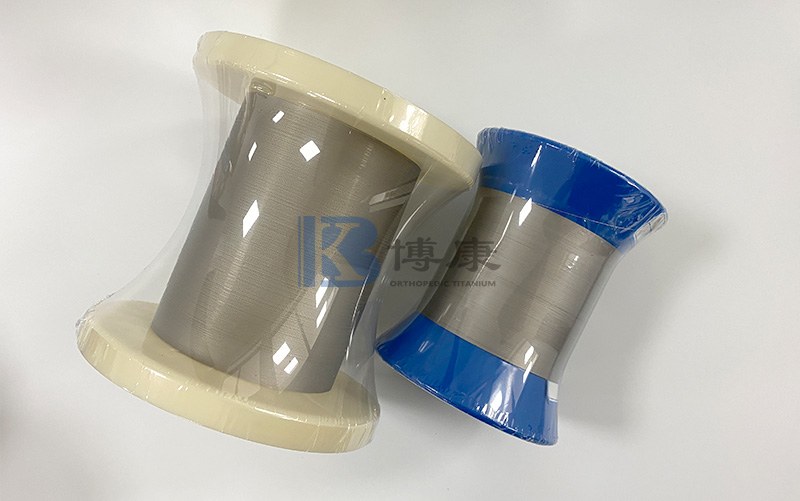 Superficies clara titanium filum: resistentia corrosio efficit fiduciam in machinis medicorum permanentem