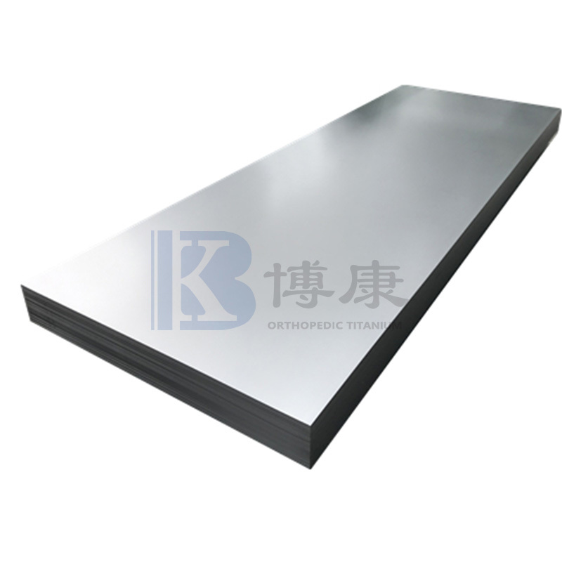 Quae machinae considerationes ad titanium laminae fabricationis pertinent?